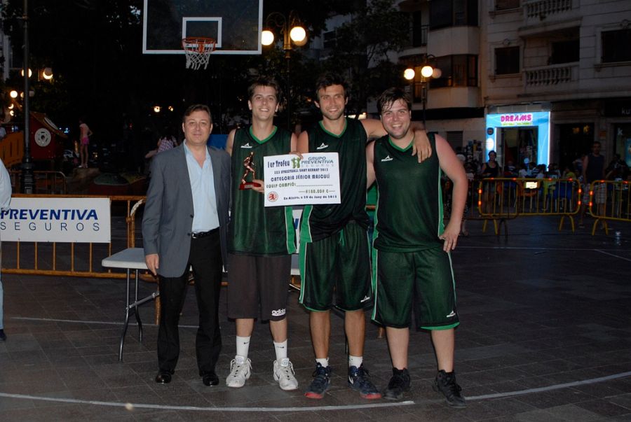 Francisco Sebastián, Director de la Sucursal de Valencia, hace entrega del cheque a uno de los equipos ganadores