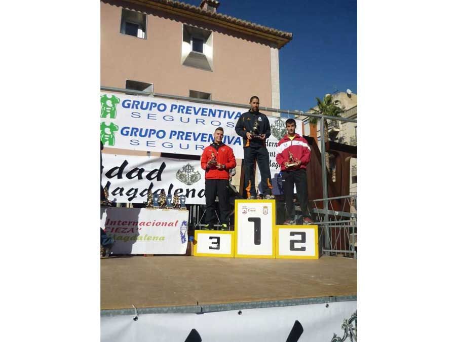 Los ganadores de la Media Maratón posan con sus trofeos