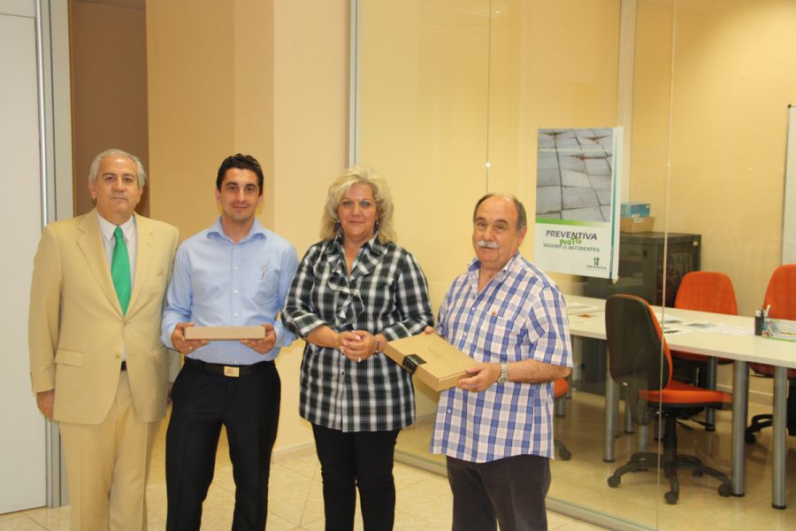 Carlos Fernández, director comercial, y Violeta Sánchez, hacen entrega de los premios