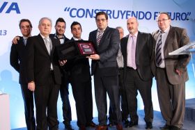 Carlos Fernández con el equipo de la sucursal de Huelva